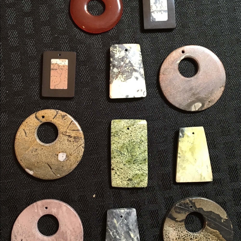 Lot of (11) stone pendants. - Picture 2 of 7